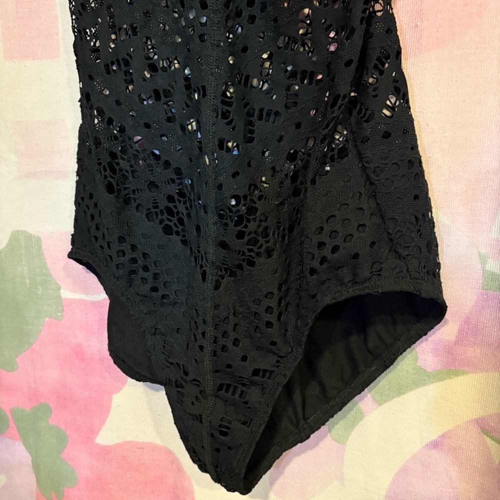 Robin Piccone Black Crochet Sexy Lace One Piece EUC Swimsuit Size 4 Cutouts Cute - Picture 5 of 9